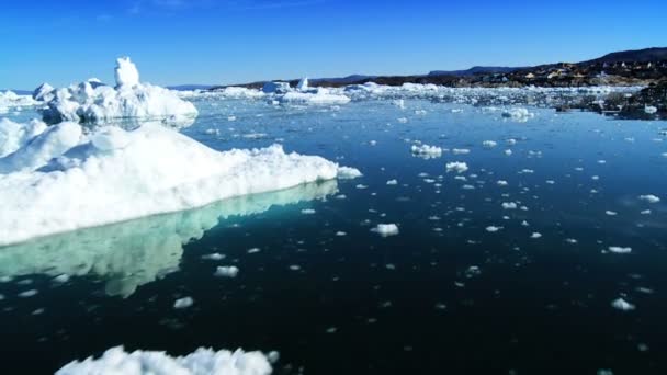 Iceberg grande roto de la masa de tierra — Vídeos de Stock