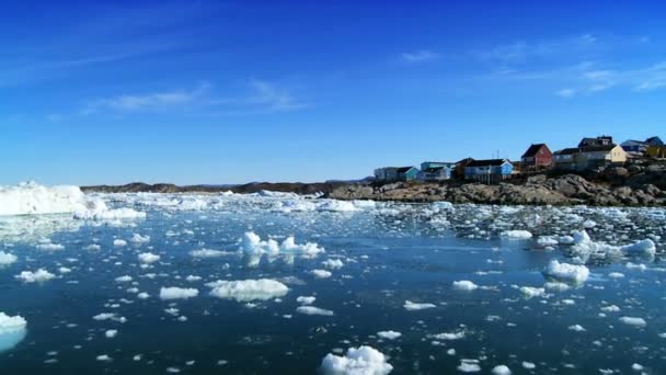 Township an einer arktischen Küste — Stockvideo