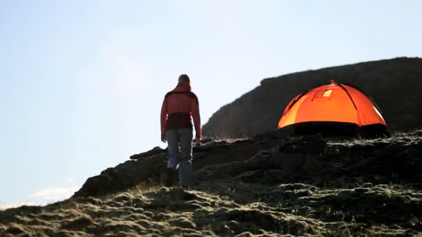 Kadın hiker çorak dağın üzerinde çadır tarafından — Stok video