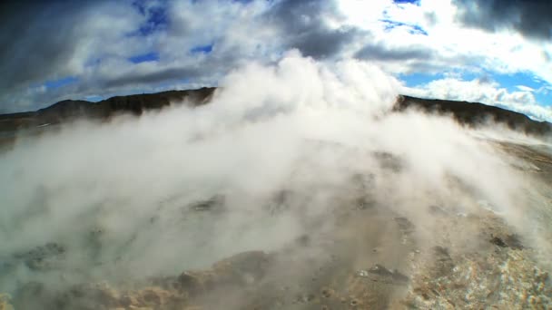 Vapor de fontes vulcânicas subterrâneas — Vídeo de Stock