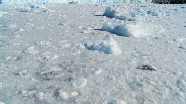 Gletsjerijs formaties in een bevroren zee — Stockvideo