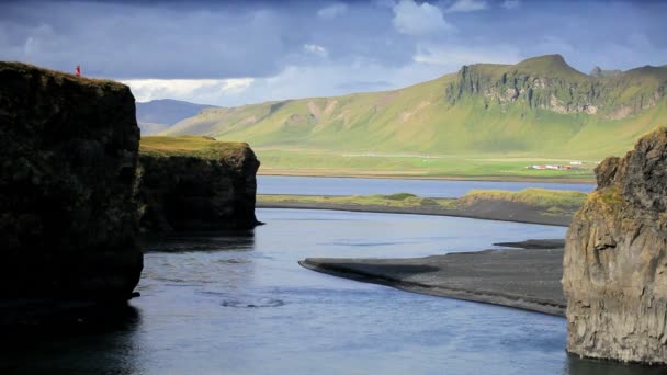 Senderista solitaria explorando un paisaje ártico — Vídeo de stock