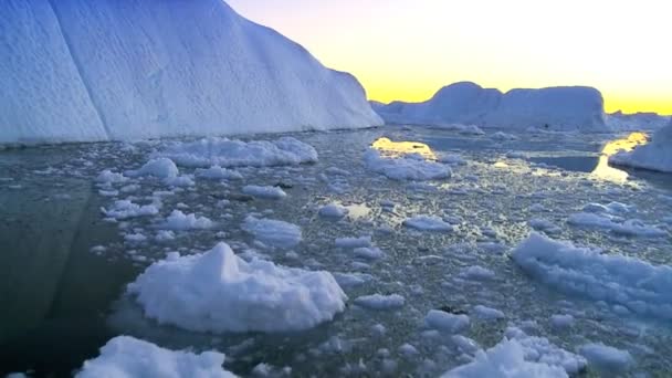 Güneş ayarı icebergs üzerinde — Stok video