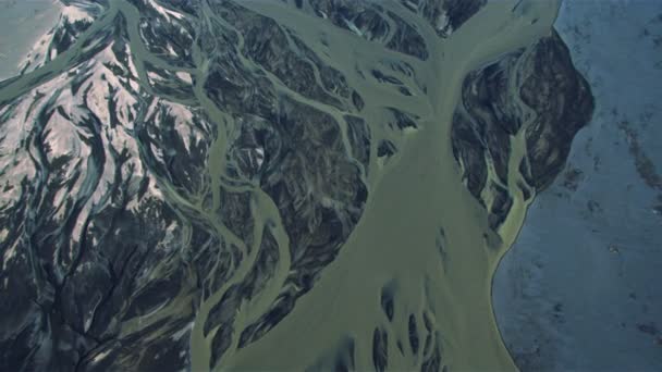 Luchtfoto van glaciale smeltwater snijwerk via IJslandse vlakte — Stockvideo