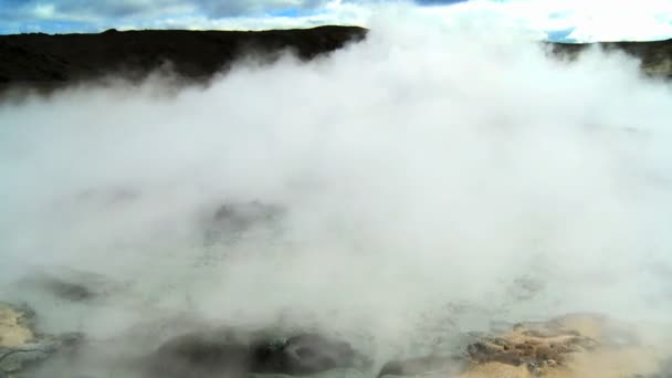 Wervelende stoom van hete vulkanische veren — Stockvideo