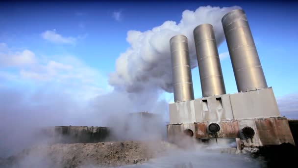 Пар от геотермальной электростанции — стоковое видео