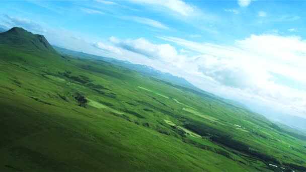 Letecký pohled na spící sopky & úrodné půdy, Island — Stock video