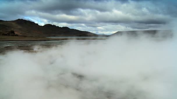 Heißer Dampf aus vulkanischen Quellen — Stockvideo