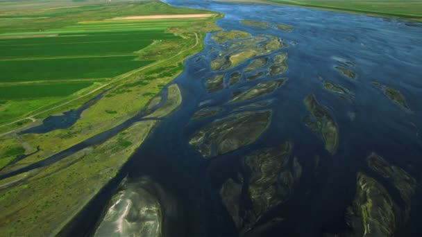Luchtfoto van vruchtbaar land met arctische smeltwater, IJsland — Stockvideo