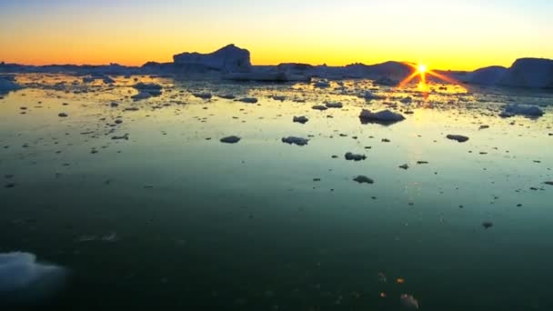 Naplemente alatt fagyasztott sarkvidéki gleccser jég — Stock videók
