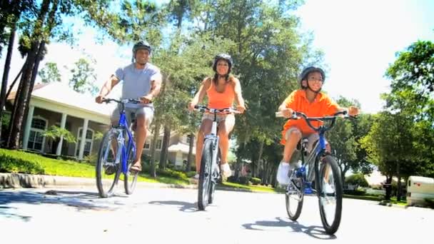 Gezonde levensstijl fietsen van jonge etnische familie — Stockvideo