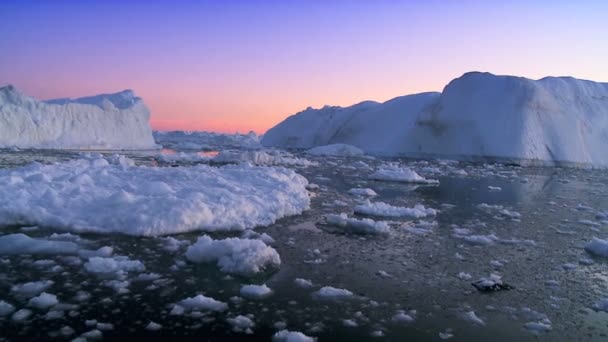 Flytta isflak vid solnedgången — Stockvideo