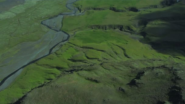 Luftaufnahme fruchtbarer Ebenen & aktiver Eyjafjallajokull, Island — Stockvideo