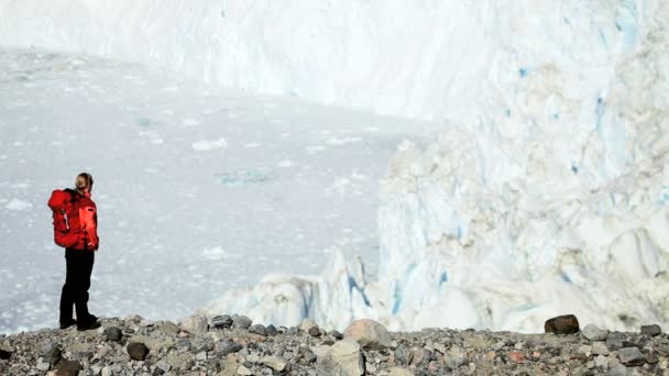 Osamělá žena na pěší expedice ledovcem — Stock video