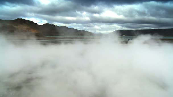 Billowing vapore da sorgenti vulcaniche sotterranee — Video Stock