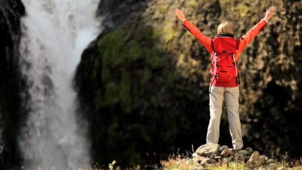 Женщина-туристка празднует достижение своих амбиций — стоковое видео