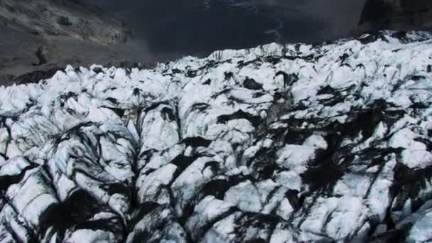 Luchtopname van vulkanische stoflaag op gletsjers — Stockvideo