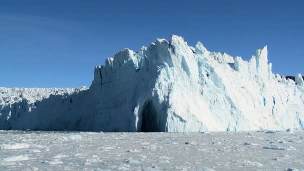 Θεαματική πάγου βράχια που σχηματίζεται από έναν παγετώνα — Αρχείο Βίντεο