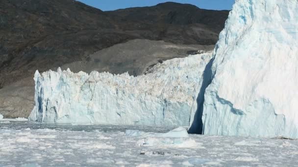 Paredes de Geleira de Gelo Rodeadas por Mar Congelado — Vídeo de Stock