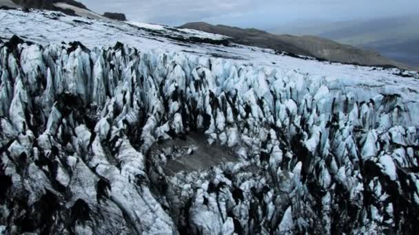 Luchtfoto van ijs spleten zwarte vulkanische as, IJsland — Stockvideo