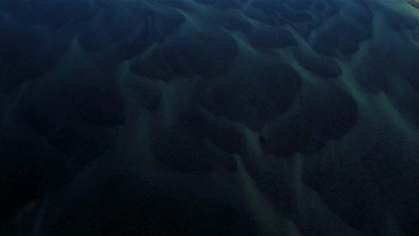 Вид с воздуха на осадочные отложения в талой воде, Исландия — стоковое видео