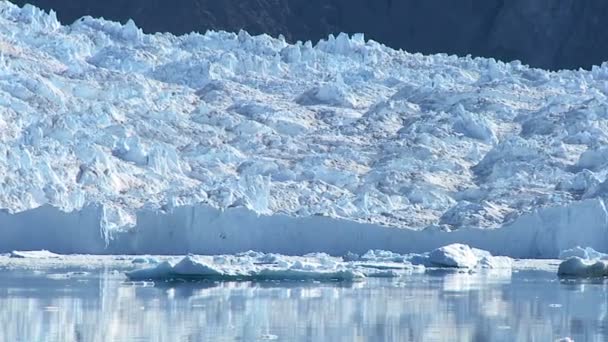 Treibende arktische Eisschollen — Stockvideo