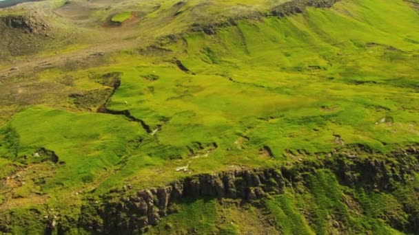 Vista aérea de la meseta fértil con crestas de lava, Islandia — Vídeos de Stock