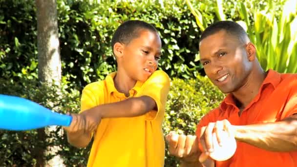 Padre etnico e figlio che pratica il baseball swing — Video Stock
