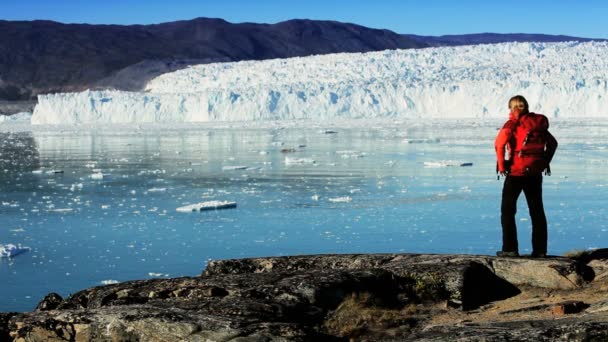 Lone vrouwelijke wandelaar op Arctische wandelen expeditie — Stockvideo