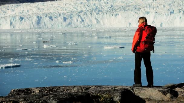 Vrouwelijke wandelaar op Arctische wandelen expeditie — Stockvideo