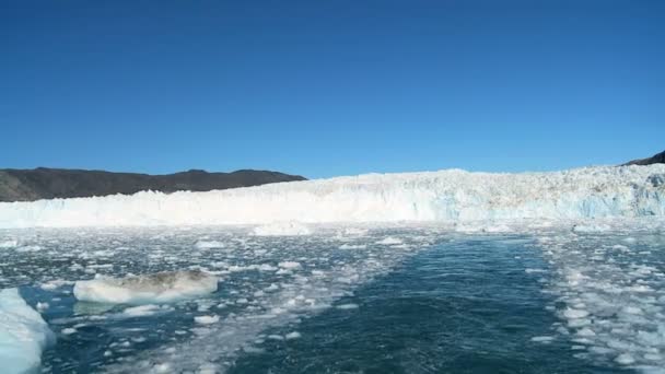 Glaciar Ártico que se extiende a través de un mar congelado — Vídeos de Stock