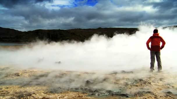 Женский турист рассматривает горячий вулканический пар — стоковое видео