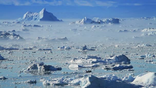 Μικρά σκάφη μεταξύ όγκους πάγου & η περιοχή της Αρκτικής παγόβουνα — Αρχείο Βίντεο