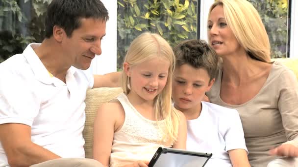 Famiglia caucasica che gioca sul tablet wireless — Video Stock