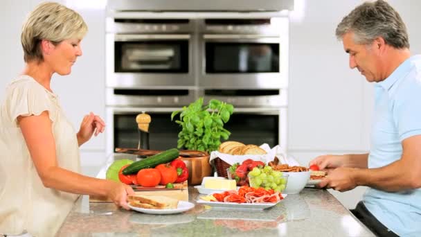 Couple d'âge mûr Préparation d'un déjeuner sandwich santé — Video