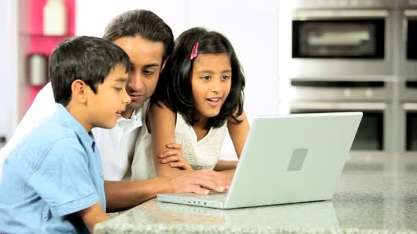 Padre asiático & Los niños usando el ordenador portátil — Vídeos de Stock