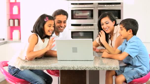 Familia Asiática Usando Video Chat en Línea con Familiares — Vídeo de stock