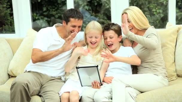 Καυκάσιος οικογένεια χρησιμοποιώντας ασύρματη δισκίο για σε απευθείας σύνδεση τηλεοπτική συνομιλία — Αρχείο Βίντεο