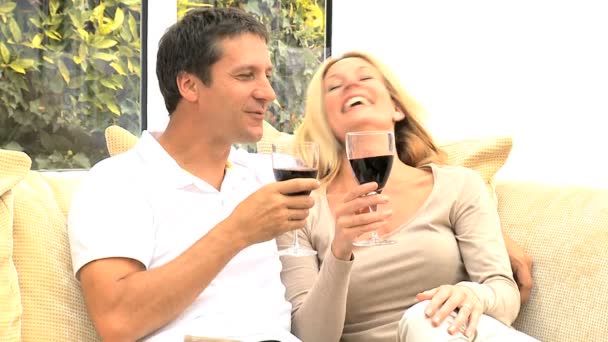 Casal atraente Relaxante em casa Beber vinho — Vídeo de Stock