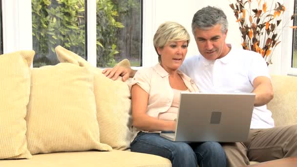 Casal de meia-idade tendo sucesso online — Vídeo de Stock