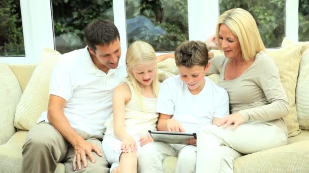 Jeune famille caucasienne utilisant une tablette sans fil — Video