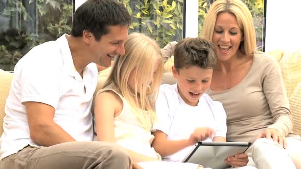 Famille caucasienne jouant sur tablette sans fil — Video