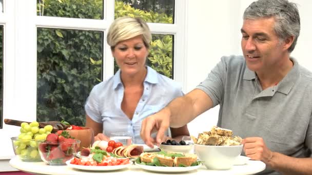 Зрелые пары делятся здоровым обедом — стоковое видео