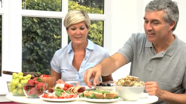 Pareja madura compartiendo almuerzo saludable — Vídeos de Stock