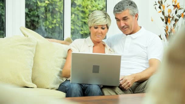 Mellersta äldre par med framgång online — Stockvideo