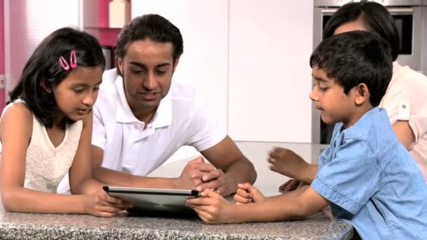 Jovem família étnica com tablet sem fio na cozinha — Vídeo de Stock