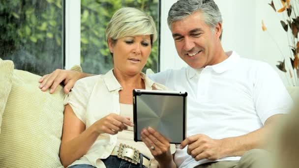 Mellersta åldern par använder online webchat hemma — Stockvideo
