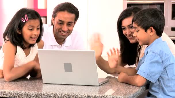 Ασιατικής οικογένειας χρησιμοποιώντας φορητό υπολογιστή για τη σε απευθείας σύνδεση τηλεοπτική συνομιλία — Αρχείο Βίντεο