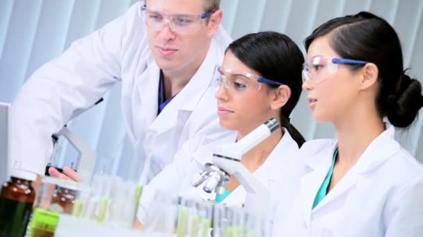 Médico Masculino em Laboratório com Estudantes de Medicina — Vídeo de Stock