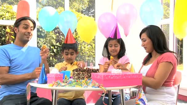 Aziatische verjaardag meisje ontvangen een geschenk — Stockvideo